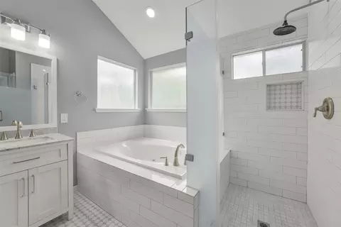 Bath - 22 E New Avery Pl, Spring, TX 77382 photo 2 of 7
