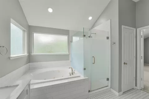 Bath - 22 E New Avery Pl, Spring, TX 77382 photo 3 of 7