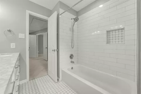 Bath - 22 E New Avery Pl, Spring, TX 77382 photo 6 of 7