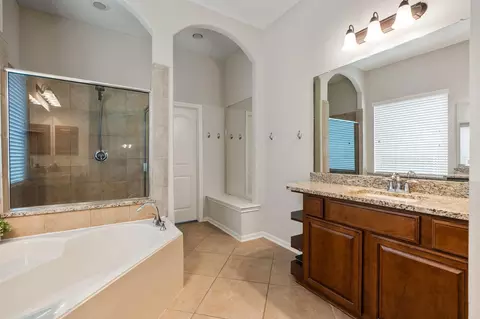 Bath - 35 Nagshead Pl, Spring, TX 77389 photo 2 of 4