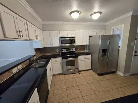 5661 Birchmont Dr #E, Houston, TX 77091