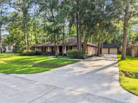 5207 Longshadow Dr, Dickinson, TX 77539