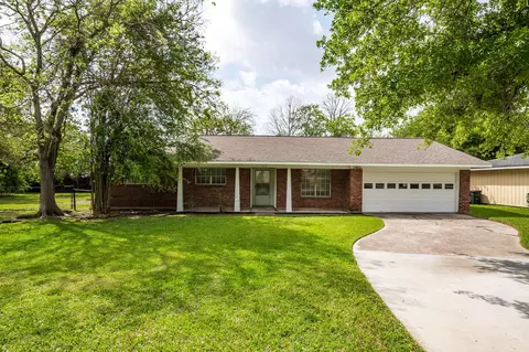 122 Honeysuckle Dr, Baytown, TX 77520