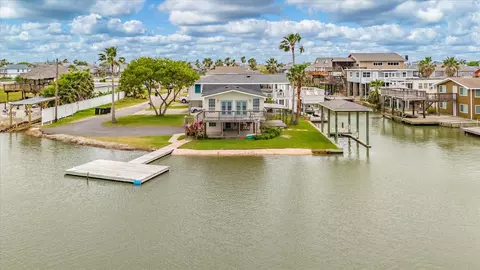1 Highland Dr, Hitchcock, TX 77563