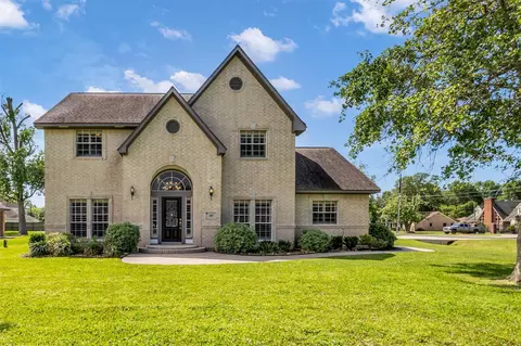 210 River Oaks Dr, Baytown, TX 77523