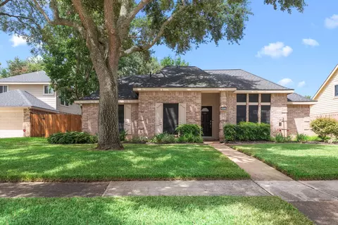 911 Sugardale Ct, Sugar Land, TX 77498