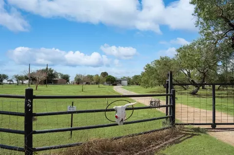 560 S View Dr, Lytle, TX 78052 photo 1