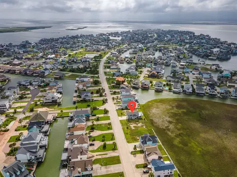 944 Tiki Dr, Tiki Island, TX 77554