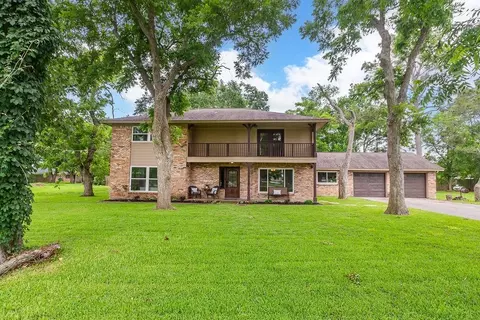 1055 S Anderson St, Angleton, TX 77515