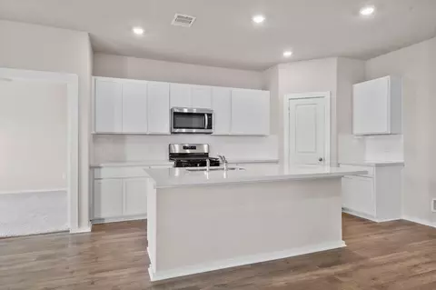 Kitchen - 1950 Stargazer Ln, Angleton, TX 77515 photo 2 of 4