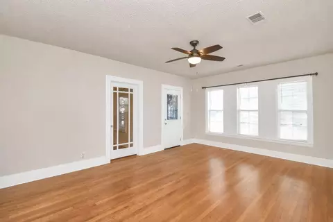 1433 Scharpe St, Houston, TX 77023