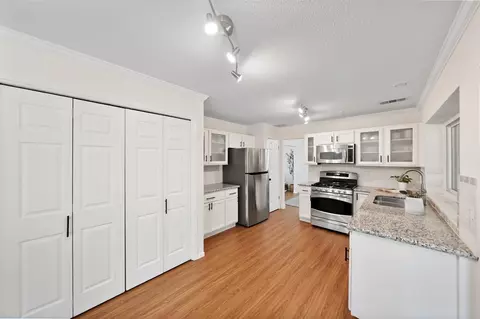 Kitchen - 3 E Stony Bridge Cir, Spring, TX 77381 photo 5 of 6
