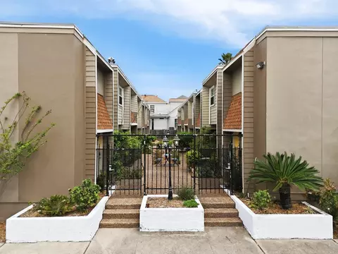 424 15th St #104, Galveston, TX 77550