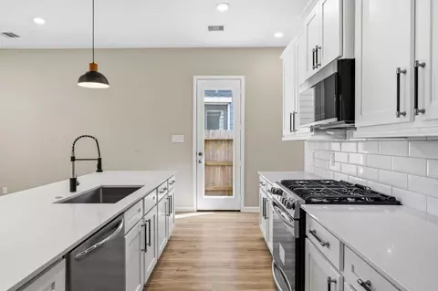 Kitchen - 559 Dry Fork Ln, Conroe, TX 77304 photo 4 of 4