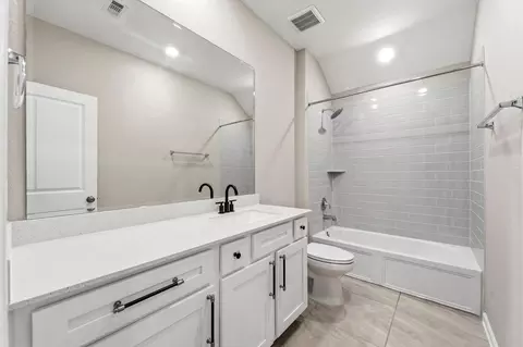 Bath - 559 Dry Fork Ln, Conroe, TX 77304 photo 4 of 4