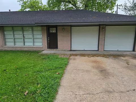 117 Lazy Ln, Lake Jackson, TX 77566