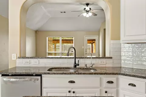 Kitchen - 922 Spring Source Pl, Spring, TX 77373 photo 4 of 5