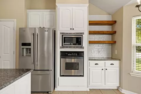 Kitchen - 922 Spring Source Pl, Spring, TX 77373 photo 2 of 5
