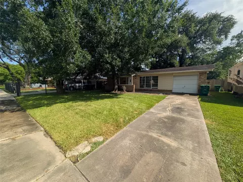 2819 Dragonwick Dr, Houston, TX 77045
