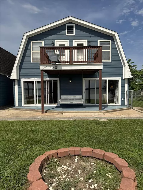 398 Lakeshore S, Onalaska, TX 77360