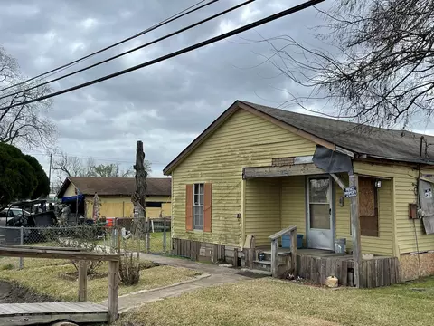 2202 Jones Rd, Baytown, TX 77521
