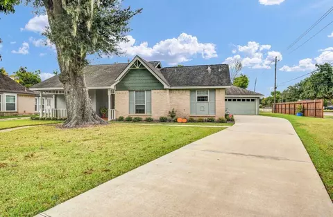 102 Raintree Ln, Lake Jackson, TX 77566