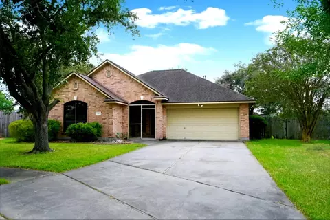 60 Joshua Ct, Lake Jackson, TX 77566