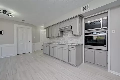 Kitchen - 6503 Trailway Ln, Spring, TX 77379 photo 4 of 6