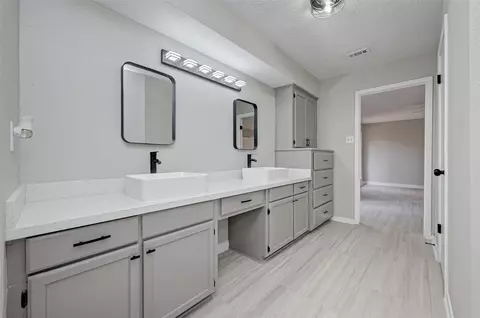 Bath - 6503 Trailway Ln, Spring, TX 77379 photo 3 of 4