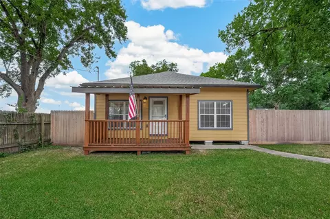 1511 W Dumble St, Alvin, TX 77511