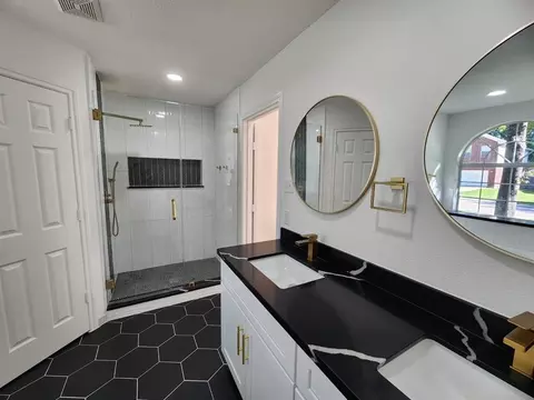 Bath - 206 Doncaster St, Conroe, TX 77303 photo 3 of 8