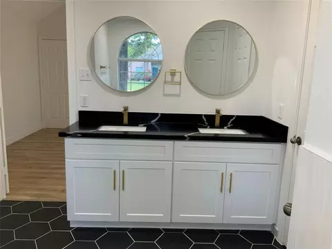 Bath - 206 Doncaster St, Conroe, TX 77303 photo 1 of 8