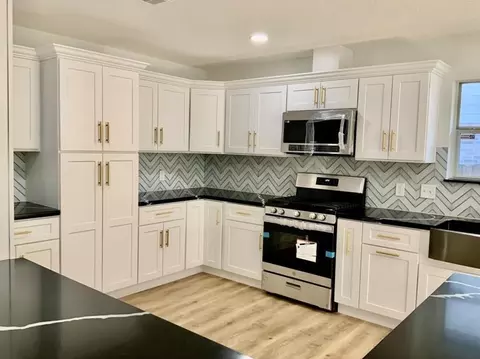 Kitchen - 206 Doncaster St, Conroe, TX 77303 photo 4 of 5