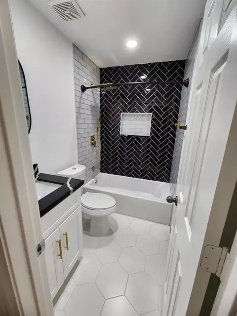 Bath - 206 Doncaster St, Conroe, TX 77303 photo 4 of 8