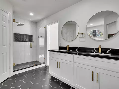 Bath - 206 Doncaster St, Conroe, TX 77303 photo 7 of 8