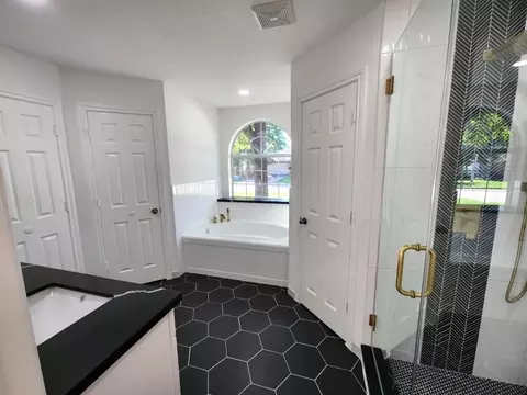 Bath - 206 Doncaster St, Conroe, TX 77303 photo 2 of 8