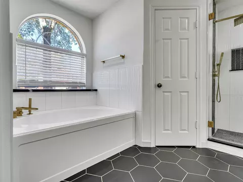 Bath - 206 Doncaster St, Conroe, TX 77303 photo 8 of 8