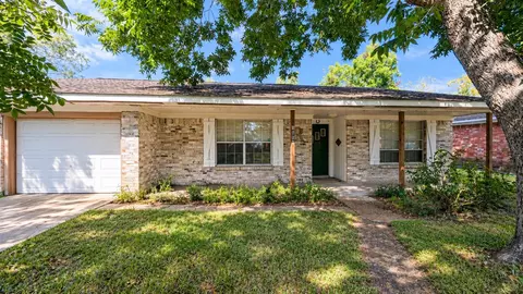 1008 Shadow Cir, League City, TX 77573