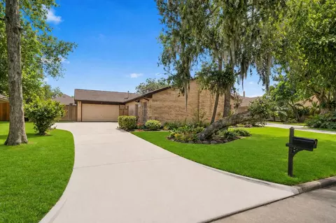 2221 N Belmont Dr, Richmond, TX 77469