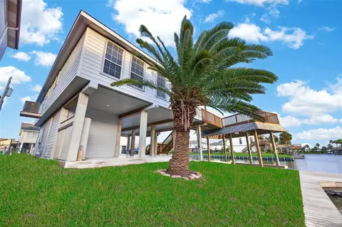 16 N Curlew St, La Marque, TX 77568