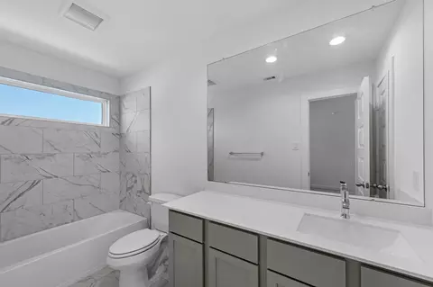 Bath - 64 Shining Point Dr, Waller, TX 77484 photo 3 of 3