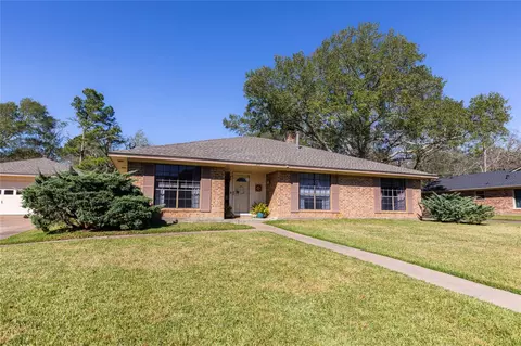 204 Briarwood Dr, Bellville, TX 77418