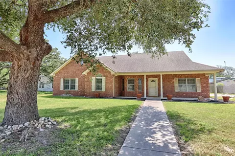417 S Main St, Hallettsville, TX 77964