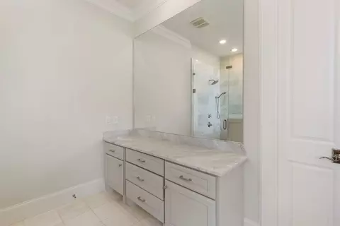 Bath - 6806 E Warwick Lake Ln, Spring, TX 77389 photo 3 of 9