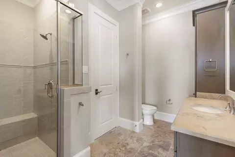 Bath - 6806 E Warwick Lake Ln, Spring, TX 77389 photo 5 of 9