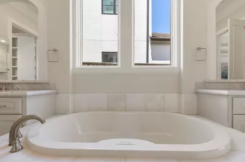 Bath - 6806 E Warwick Lake Ln, Spring, TX 77389 photo 4 of 9