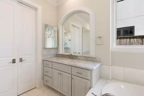 Bath - 6806 E Warwick Lake Ln, Spring, TX 77389 photo 2 of 9