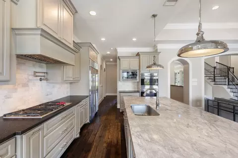 Kitchen - 6806 E Warwick Lake Ln, Spring, TX 77389 photo 4 of 5