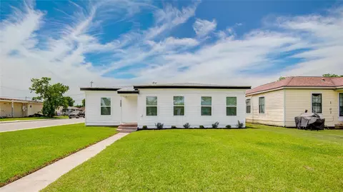 1203 W 6th St, Freeport, TX 77541
