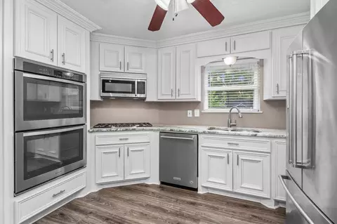 Kitchen - 635 Ringwood St, Spring, TX 77373 photo 3 of 6